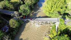 Mueren dos policías al colapsar un puente sobre el río La Vieja entre Quindío y Valle
