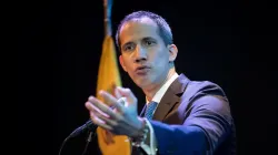 Juan Guaidó viaja a Miami tras llegar a Colombia para cumbre sobre Venezuela