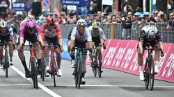 Ackermann gana en un esprint de "foto finish" y Geraint Thomas sigue de rosa en el Giro
