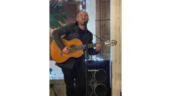 Álex Aguirre combina su vida entre la música y la docencia