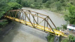 Adecuan puente peatonal sobre el río La Vieja y avanzan en reconstrucción de El Alambrado