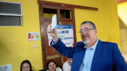 El académico Bernardo Arévalo de León gana la elección presidencial en Guatemala