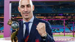 El presidente del fútbol español dimitirá tras el beso forzado a una jugadora