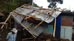 Vendaval deja decenas de casas destechadas en el oriente de Caldas