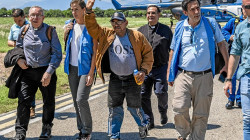 El padre de Luis Díaz regresa a su casa aclamado por la gente de su pueblo