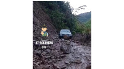 Roca casi aplasta un carro particular en el sector de Llanadas, en Manzanares (Caldas)