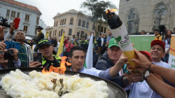La llama de los Juegos Nacionales iluminó la Plaza de Bolívar este martes 