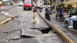 Daño en la red de alcantarillado causó el hundimiento de la vía cerca del puente Vizcaya