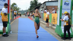 Caldas gana medalla de plata en Chinchiná con Salomé Pérez en acuatlón