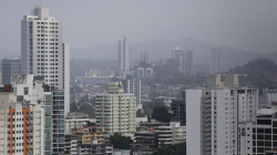 Colombia apoya a Panamá en el combate del incendio en gran basurero que genera nube tóxica