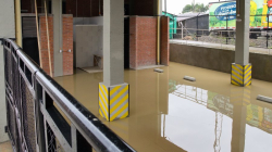 El agua invade la nueva estación de Bomberos de Salamina (Caldas) tras fuertes lluvias