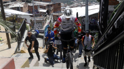 Colombiano logra el reto de subir 223 escaleras de la Comuna 13 de Medellín en 8 minutos