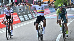 El ecuatoriano Narváez gana la primera etapa y es el primer líder del Giro de Italia