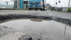 Huecos en el barrio La Fuente de Manizales ponen en peligro a motociclistas