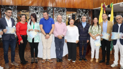 A profesores en Pensilvania (Caldas) les ponen 10, reconocimientos en el Día del Maestro