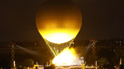 Perec y Riner encieden el pebetero olímpico en un globo tras un relevo memorable
