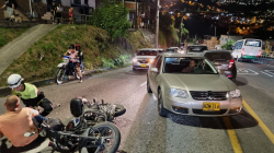 Chocaron  moto y carro en el barrio El Paraíso de Manizales: un lesionado 