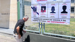 A líder social le asesinan a su hijastro y encadenado pide protección