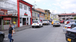 Entre el mal parqueo y la informalidad automovilística en Villamaría (Caldas)