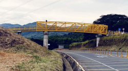 A punto, puente peatonal en Calle Larga, sector de Pacífico Tres
