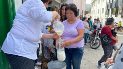 Video: ganaderos del norte de Caldas comenzaron a regalar la leche ante paro camionero