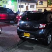 Los peatones quedan sin espacio para caminar cuando hay partidos del Once Caldas 