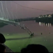 60 personas murieron en India tras colapso de puente colgante reabierto hace cuatro días