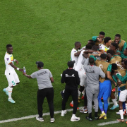 Senegal cree en la clasificación y con un 3-1 elimina a Catar de su Mundial