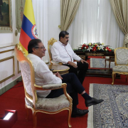 Petro y Maduro se encuentran en Caracas y sostienen reunión privada
