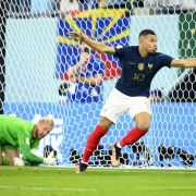 Mbappé desenreda con un doblete el laberinto danés