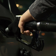 La gasolina subió $200 y en diciembre volverá a aumentar 