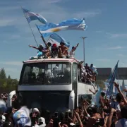 Euforia despiertan los campeones del mundo en la celebración en su país
