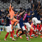 Giroud y Mbappé conducen a Francia a cuartos de final 
