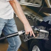 Galón de gasolina subirá hasta $400 en enero