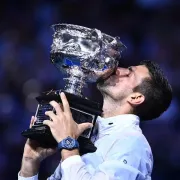 Djokovic se impone a Tsitsipas para igualar a Nadal con 22 titulos del Grand Slam