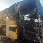 Bus con migrantes que cruzaron el Darién se incendia en Panamá