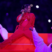Rihanna revela su segundo embarazo en su regreso musical en el Super Bowl