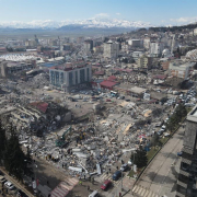 Turquía declara tres meses de estado de emergencia en zona afectada por terremotos