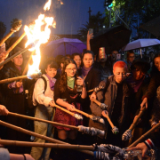 Mujeres marcharon con antorchas en Manizales para conmemorarse