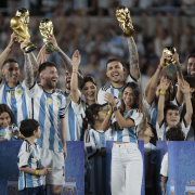 Argentina celebra: con el gol 800 de Lionel Messi en su carrera derrotó 2-0 a Panamá
