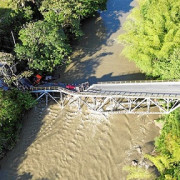 Mueren dos policías al colapsar un puente sobre el río La Vieja entre Quindío y Valle