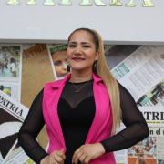 Dora Libia canta sin importarle el qué dirán 
