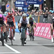 Ackermann gana en un esprint de "foto finish" y Geraint Thomas sigue de rosa en el Giro