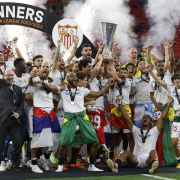 Sevilla alarga su leyenda en la Europa League y deja a Mourinho sin invicto en finales