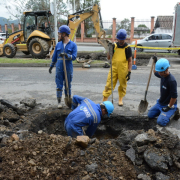 El agua afloró de nuevo ayer en la madrugada sobre la avenida Santander cerca del Batallón