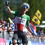 Zana gana el pulso a Pinot en Palafavera, Thomas aguanta de rosa y avanza Roglic