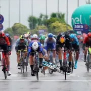 Giro de Italia: Kaden Groves se impone en un caótico esprint, Leknessund sigue de líder