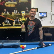 Huberney celebra el oro en el Campeonato Nacional de Billar