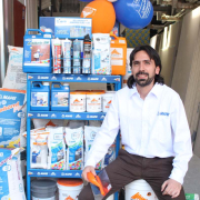 Ferreteros se reinventan para alejarse de desaparecer