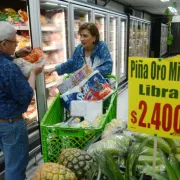 Qué tanto bajó el precio de los alimentos, personas todavía no sienten el cambio